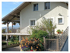 Le Chanay Chambres et Tables d'Hôtes à La Chapelle-Blanche en Savoie, la maison et son portail électrique